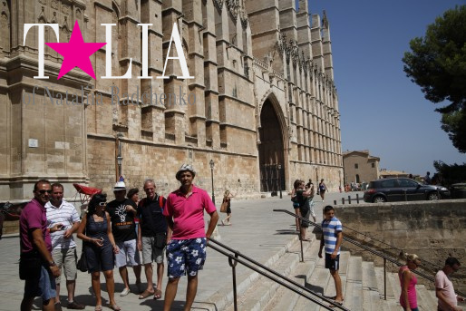 Вот и ''вечный'' фотограф - наш папа - попал в кадр!